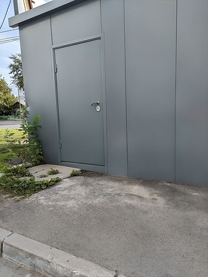 Стальная дверь в магазине Стальная дверь в магазине