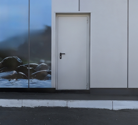 Дверь в магазине по продаже воды Дверь в магазине по продаже воды