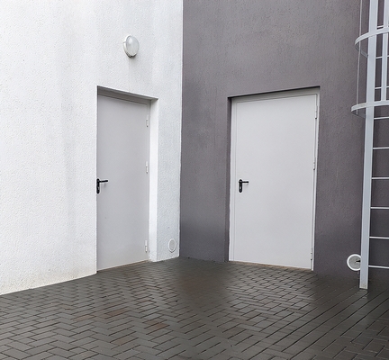 Двери в жилом комплексе Двери в жилом комплексе