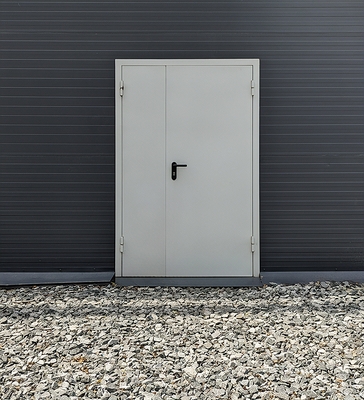 Дверь на уличном выходе