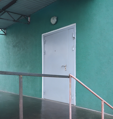 Серая дверь для магазина