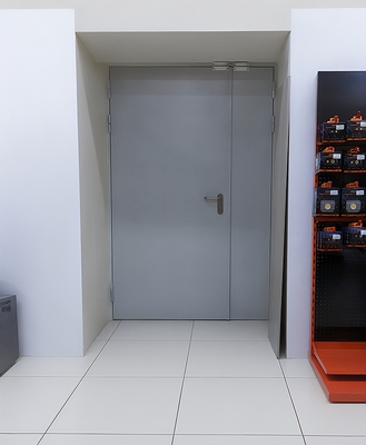 Дверь в магазине бытовой техники