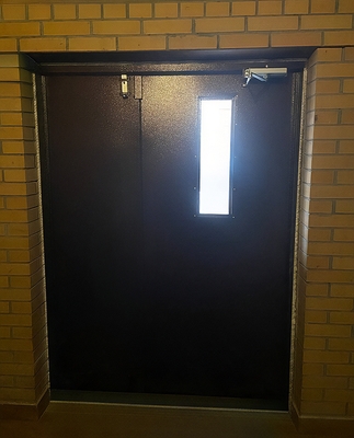 Подъездная дверь с узким стеклом