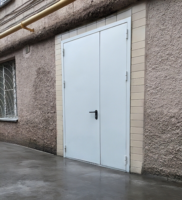 Дверь в больничном крыле