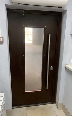 Дверь со стеклом и отбойником Дверь со стеклом и отбойником