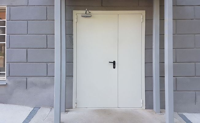 Уличная дверь с доводчиком