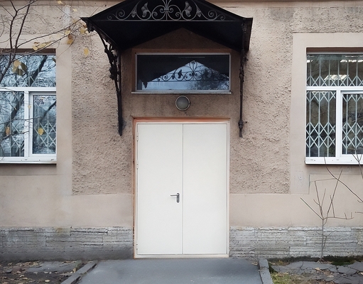 Дверь на входе в здание