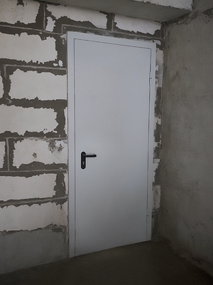 Дверь в строящемся здании Дверь в строящемся здании