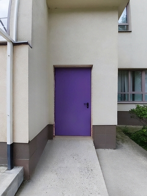 Дверь фиолетовых оттенков Дверь фиолетовых оттенков