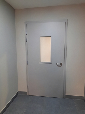 Дверь с остеклением