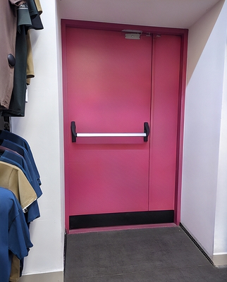 Дверь с ручкой антипаника