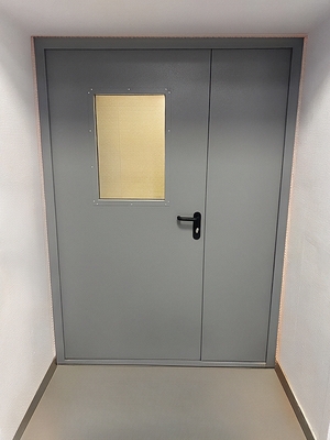 Серая дверь со стеклопакетом