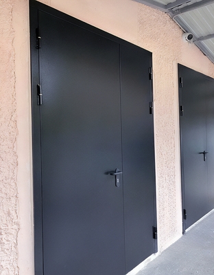 Черные огнестойкие двери