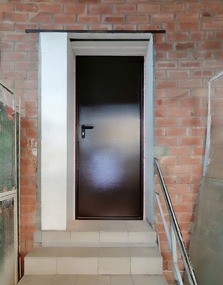 Фото коричневой огнеупорной двери Фото коричневой огнеупорной двери