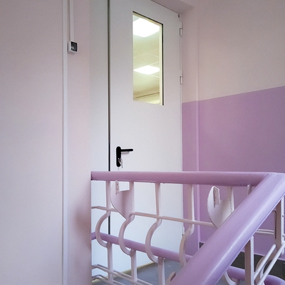 Белая остекленная дверь