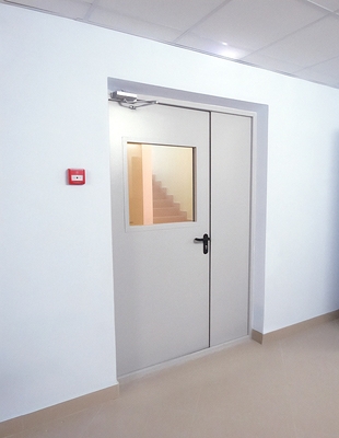 С окном и доводчиком