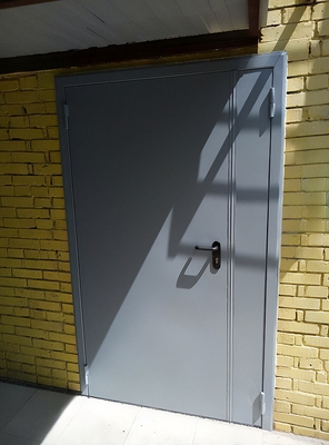 Серая огнестойкая дверь