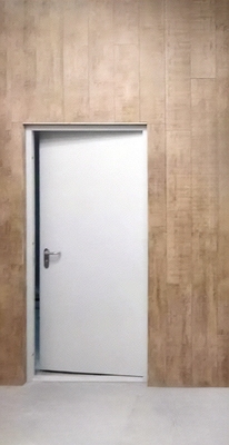 Белая дверь в офисе Белая дверь в офисе