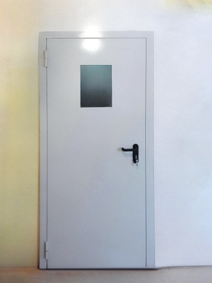 Дверь с небольшим окном