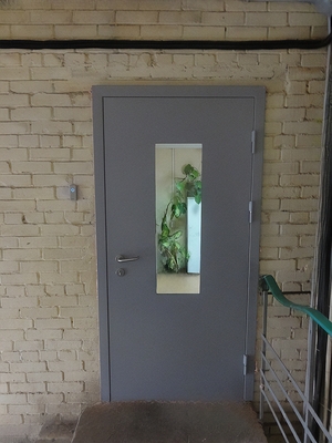 Серая дверь с окном