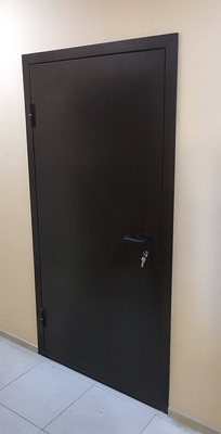 Темно-коричневая дверь Темно-коричневая дверь