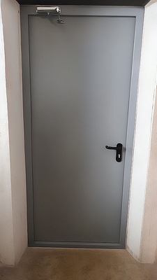 Серая дверь с доводчиком Серая дверь с доводчиком