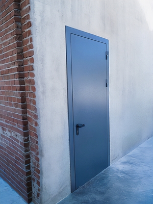 Дверь на уличном выходе Дверь на уличном выходе