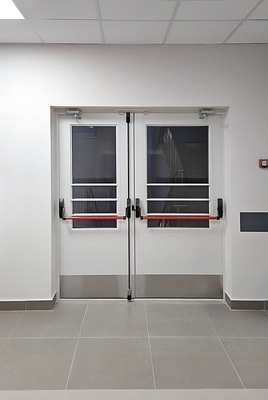 Дверь с ручками push-bar Дверь с ручками push-bar