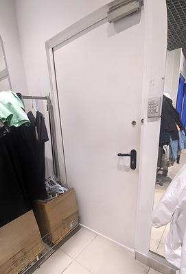 Служебная дверь в магазине Служебная дверь в магазине