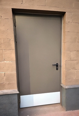 Дверь с отбойником Дверь с отбойником