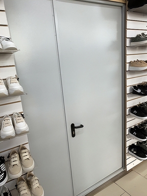 Служебная дверь в магазине