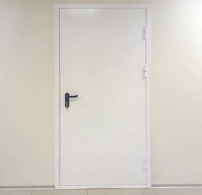 Дверь белого цвета Дверь белого цвета
