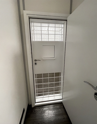 Дверь-решетка с передаточным окном Дверь-решетка с передаточным окном