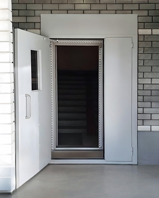 Дверь с фрамугой и окном Дверь с фрамугой и окном