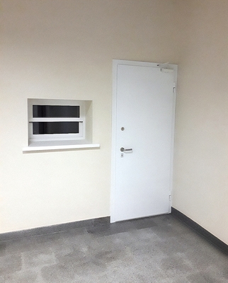 Дверь белого цвета Дверь белого цвета