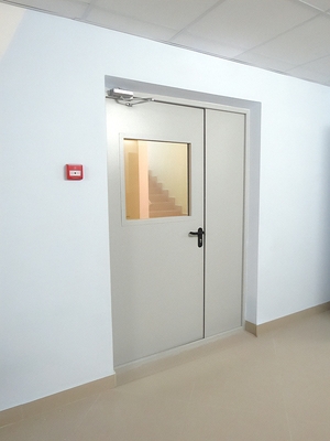 Дверь с широким стеклом Дверь с широким стеклом