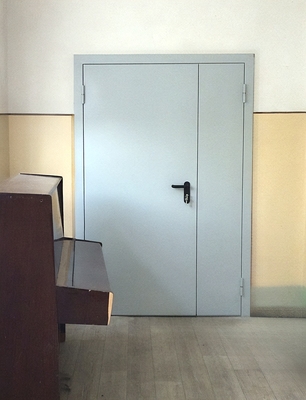 Дверь в здании школы Дверь в здании школы