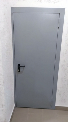 Дверь базового серого цвета Дверь базового серого цвета