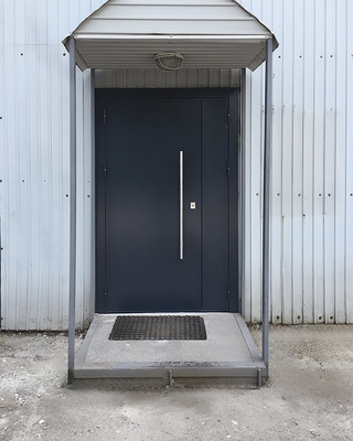 Дверь с ручкой-рейлингом Дверь с ручкой-рейлингом