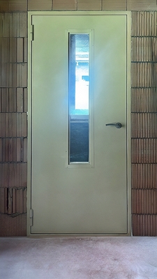 Дверь с узким стеклом Дверь с узким стеклом