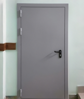 Серая глухая дверь Серая глухая дверь