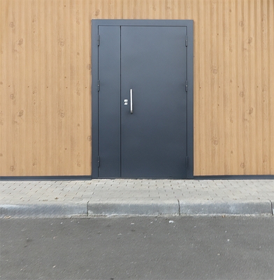 Дверь в здании автовокзала Дверь в здании автовокзала