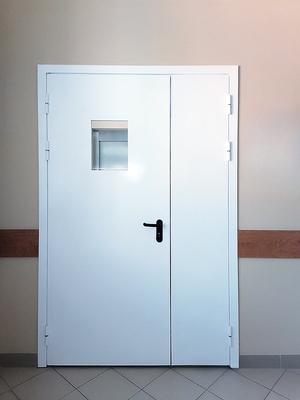 Белая дверь с окном