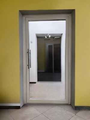 Дверь с доводчиком, вид изнутри Дверь с доводчиком, вид изнутри