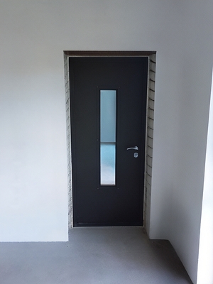 Дверь со стеклом в котельной Дверь со стеклом в котельной