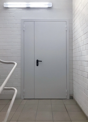 Дверь в офисном центре