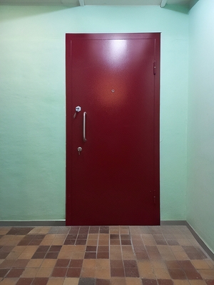 Глухая красная дверь Глухая красная дверь
