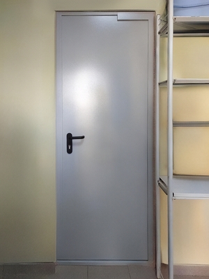 Серая однопольная дверь с доводчиком Серая однопольная дверь с доводчиком