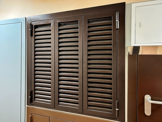 Распашные жалюзийные ставни трехсекционные Распашные жалюзийные ставни трехсекционные