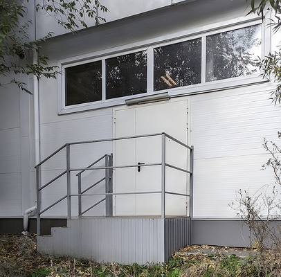 Наружная белая дверь